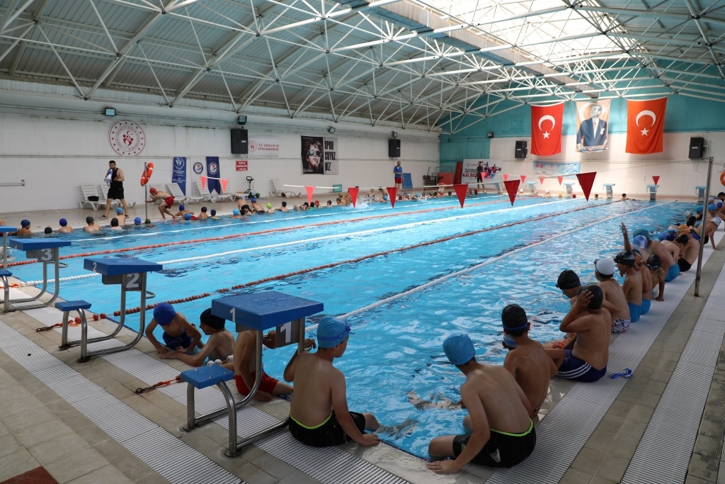 Ağrı GSB’den Gençler İçin Karne Hediyesi