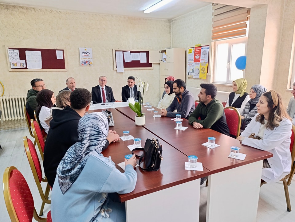 Ağrı Milli Eğitim Müdürü Kökrek, Selçuk Ortaokulunu Ziyaret Etti