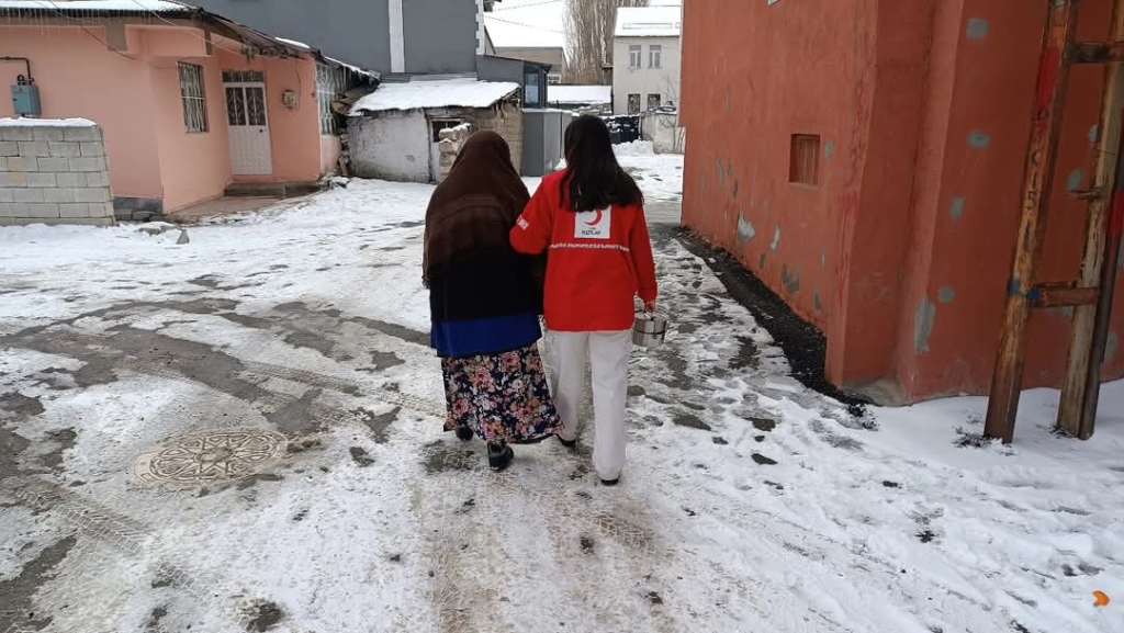 Ağrı Kızılay Soğuk Kış Günlerinde Sıcak Yemek Dağıtımı
