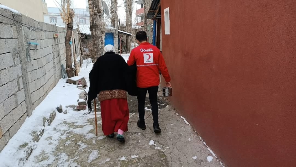 Ağrı Kızılay Soğuk Kış Günlerinde Sıcak Yemek Dağıtımı