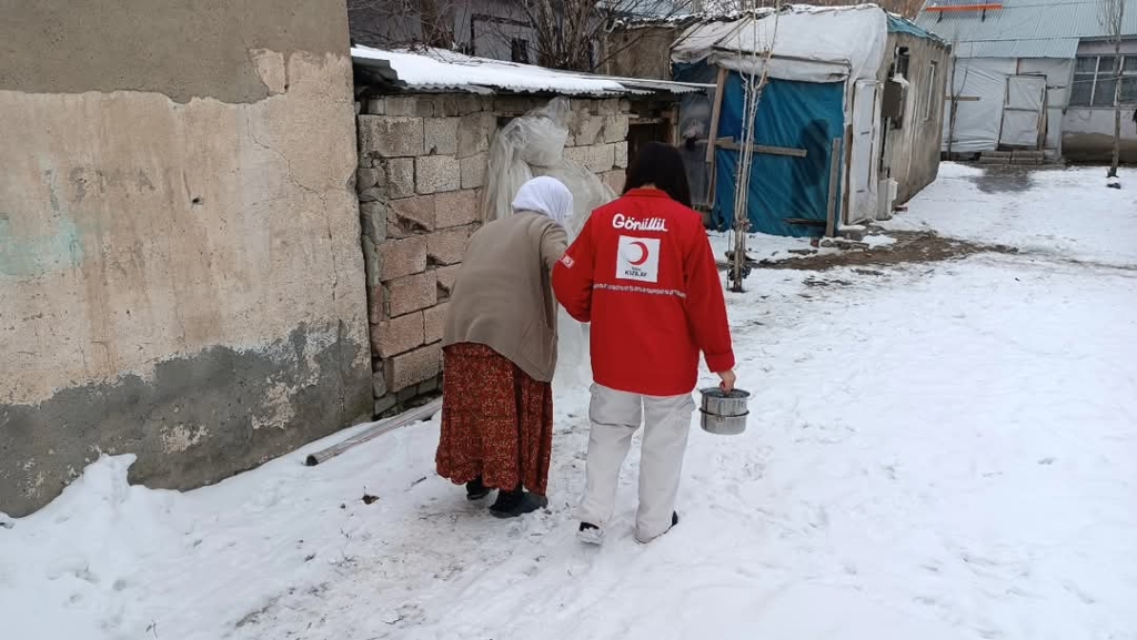 Ağrı Kızılay Soğuk Kış Günlerinde Sıcak Yemek Dağıtımı