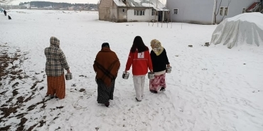 Ağrı Kızılay Soğuk Kış Günlerinde Sıcak Yemek Dağıtımı