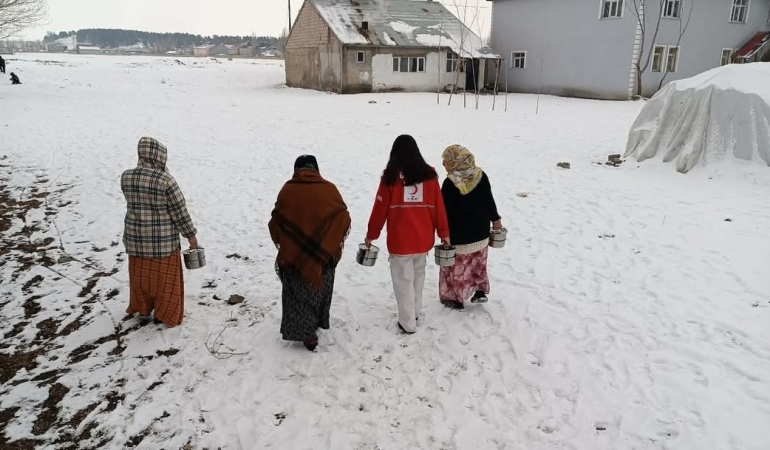 Ağrı Kızılay Soğuk Kış Günlerinde Sıcak Yemek Dağıtımı