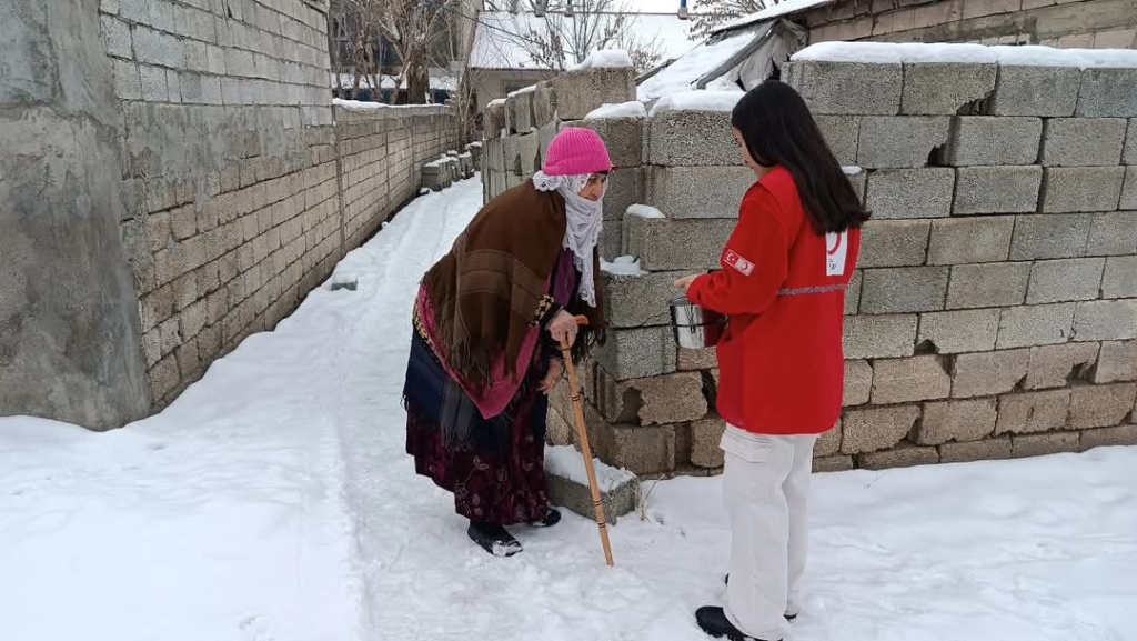 Ağrı Kızılay Soğuk Kış Günlerinde Sıcak Yemek Dağıtımı