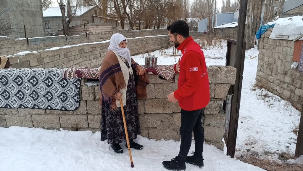 Ağrı Kızılay Soğuk Kış Günlerinde Sıcak Yemek Dağıtımı