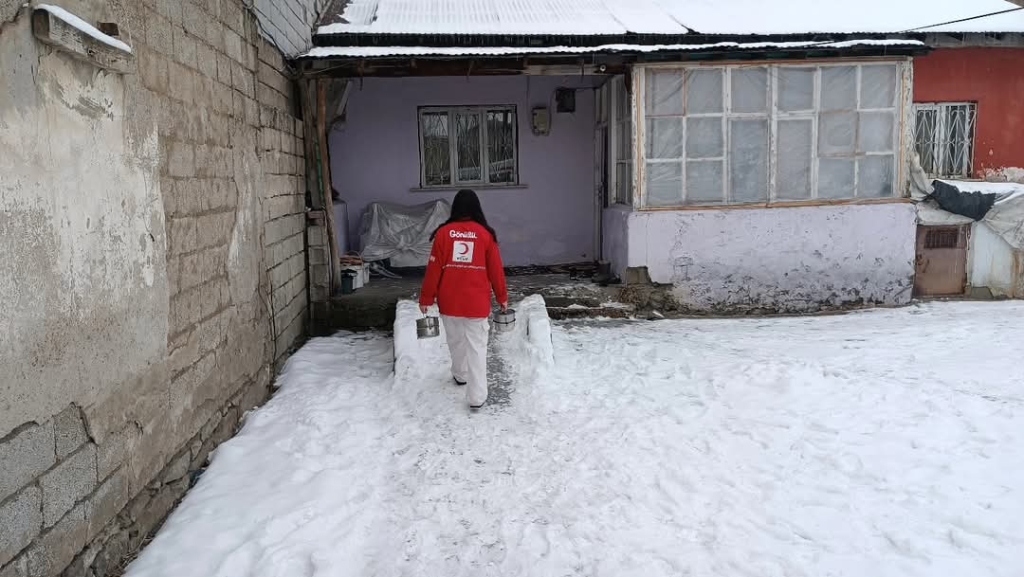 Ağrı Kızılay Soğuk Kış Günlerinde Sıcak Yemek Dağıtımı