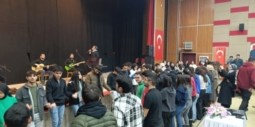 Üniversite Sınavına Hazırlanan Öğrenciler İçin Moral Konseri Düzenlendi