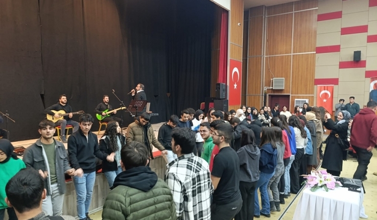 Üniversite Sınavına Hazırlanan Öğrenciler İçin Moral Konseri Düzenlendi Patnos Haberleri Ağrı Patnos Son Dakika Haberleri Üniversite Sınavına Hazırlanan Öğrenciler İçin Moral Konseri Düzenlendi