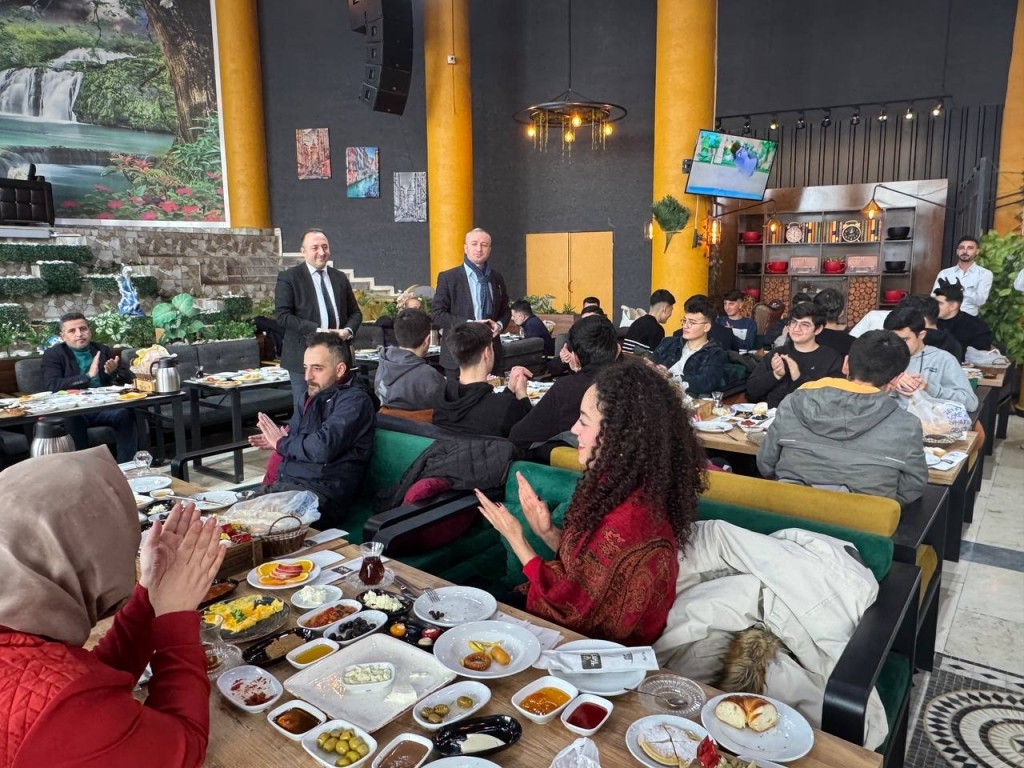 Ağrı Milli Eğitim Müdürü Kökrek Öğrencilerle Kahvaltıda Buluştu