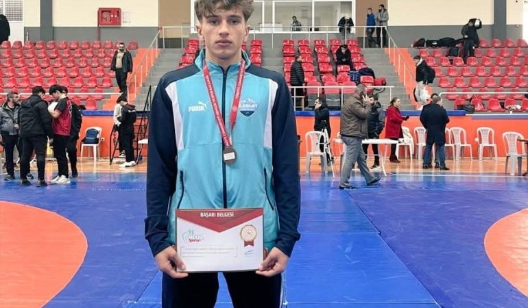 Ağrılı Sporcu Güreşde Türkiye Üçüncüsü Oldu