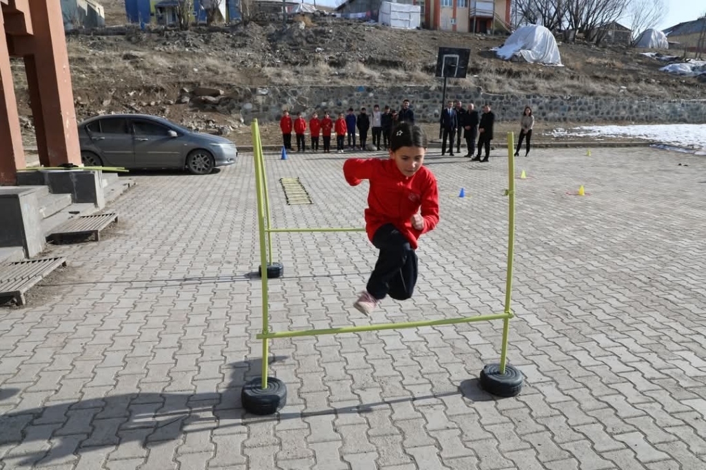 Müdür Çelebi, Atletizm'de Başarılı Olan Balıksu Köyü Ortaokulu Sporcularını Tebrik Etti