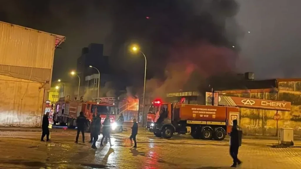 Ağrı Sanayi Sitesi Yangını İtfaiye Hızla Müdahale Etti