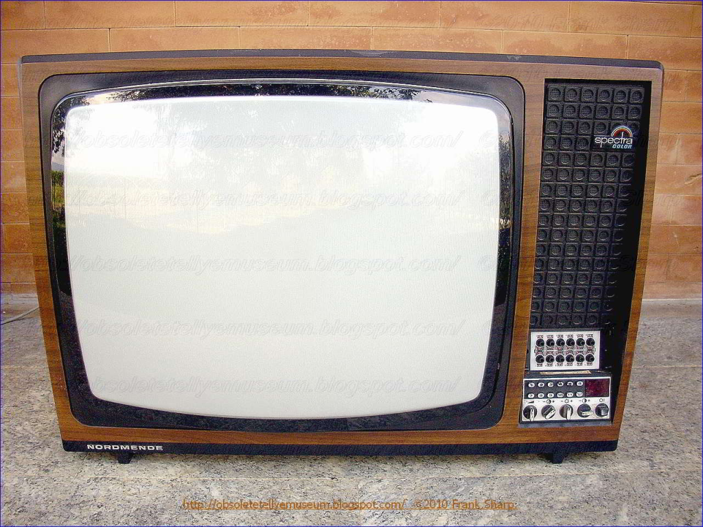 Eski Televizyon Nostaljik Eşyalar Pazarında İlgi Çekiyor