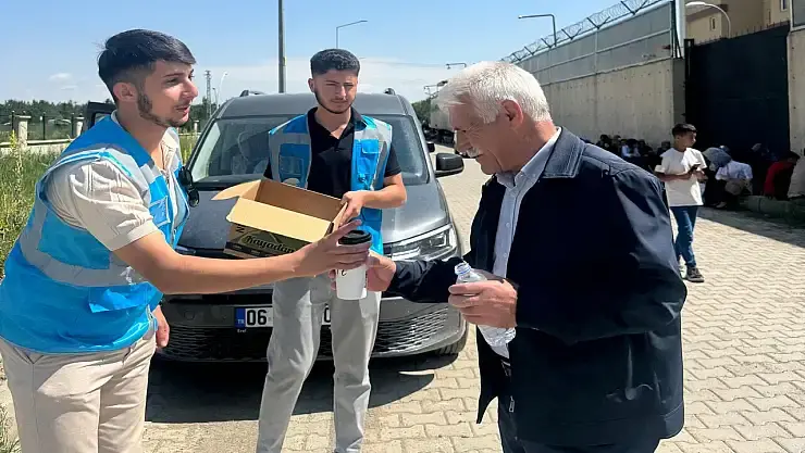 Ağrı Gençlik Kolları'ndan Babalar Günü Jestleri