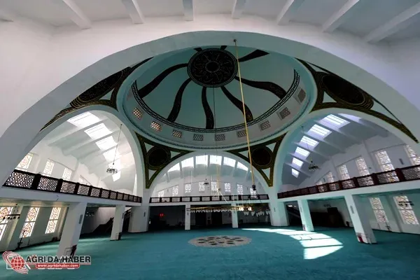 Ağrı Cami Avluları: Yaz Günlerinde Cemaati Ağırlıyor