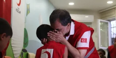 Ağrı Türk Kızılay Bayramlık Kıyafet ile Mutluluk Dağıtıyor