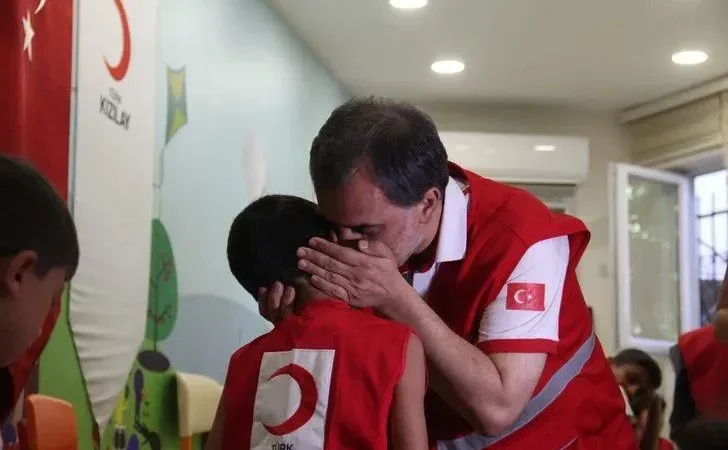 Ağrı Türk Kızılay Bayramlık Kıyafet ile Mutluluk Dağıtıyor