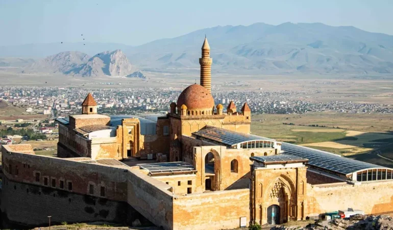 İshak Paşa Sarayı Doğubayazıtta Bayram Kalabalığı Patnos Haberleri Ağrı Patnos Son Dakika Haberleri İshak Paşa Sarayı Doğubayazıtta Bayram Kalabalığı