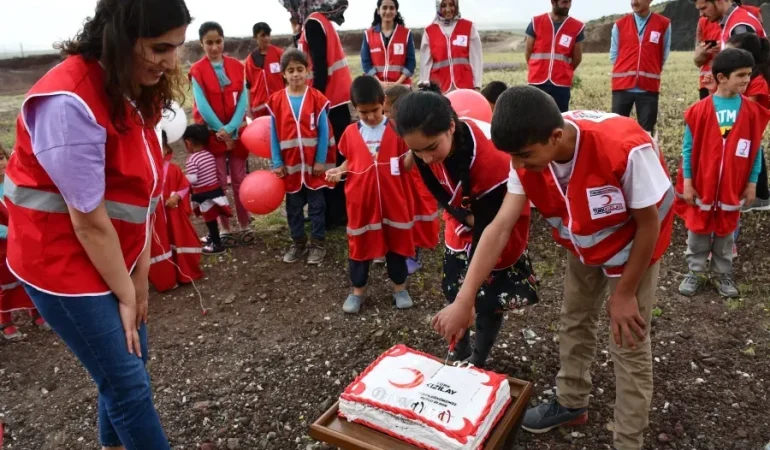 Kızılay Doğubayazıt'ta Bayramlık Kıyafet Yardımı