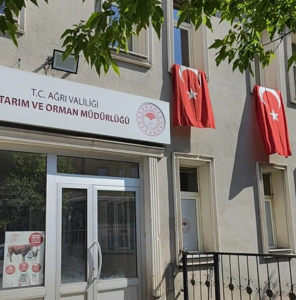 Ağrıda Bayrak Asma Hareketi ile Birlik Mesajı Verildi