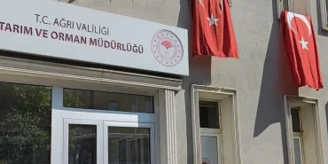 Ağrıda Bayrak Asma Hareketi ile Birlik Mesajı Verildi