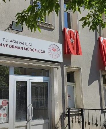 Ağrıda Bayrak Asma Hareketi ile Birlik Mesajı Verildi