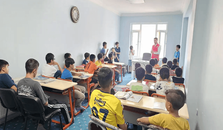 Kızılay Doğubayazıt Öğrencilere Moral Ziyareti Gerçekleştirdi