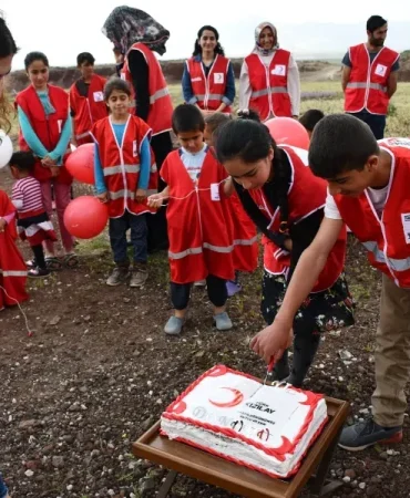 Doğubayazıt Kızılay Gönüllüleri Çocukları Sevindirdi