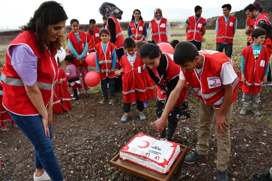 Doğubayazıt Kızılay gönüllüleri çocuklara yardım etti