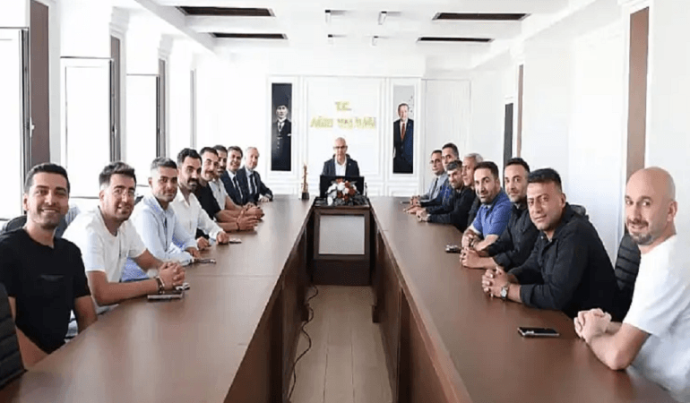 Ağrı Halk Oyunları Şampiyonluğu Vali Koç ile Kutlandı