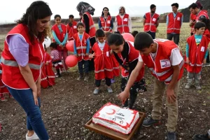 Doğubayazıt Kızılay gönüllüleri ile çocuklara yardım
