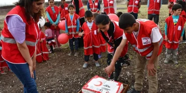 Doğubayazıt Kızılay gönüllüleri ile çocuklara yardım