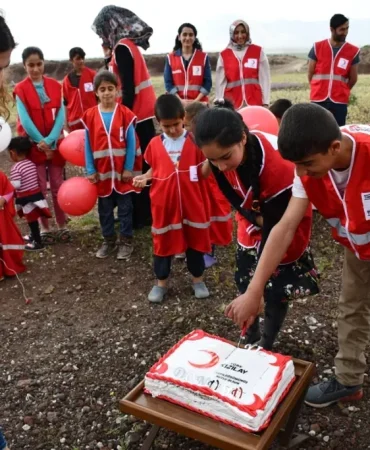 Doğubayazıt Kızılay gönüllüleri ile çocuklara yardım Patnos Haberleri Ağrı Patnos Son Dakika Haberleri Doğubayazıt Kızılay gönüllüleri ile çocuklara yardım