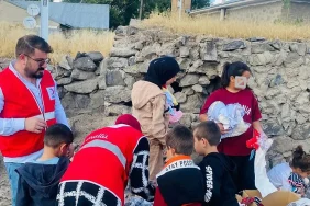 Kızılay Gönüllüleri Geçitveren Köyünde Çocukları Sevindirdi