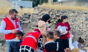 Kızılay Gönüllüleri Geçitveren Köyünde Çocukları Sevindirdi