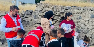 Kızılay Gönüllüleri Geçitveren Köyünde Çocukları Sevindirdi