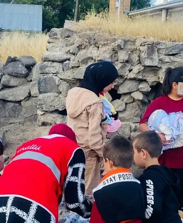 Kızılay Gönüllüleri Geçitveren Köyünde Çocukları Sevindirdi