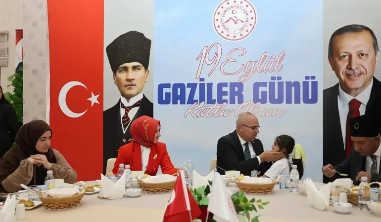 Şehit Aileleri ve Gazilerle Birlikte Yemek Programı Patnos Haberleri Ağrı Patnos Son Dakika Haberleri Şehit Aileleri ve Gazilerle Birlikte Yemek Programı