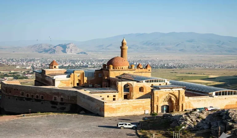 İshak Paşa Sarayı Doğubayazıtın Tarihi İncisi ve Manzarası