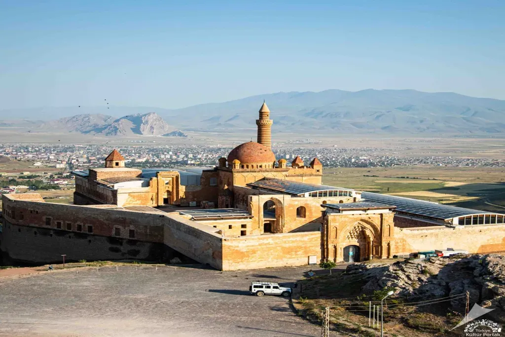 İshak Paşa Sarayı Doğubayazıt'ın Tarihi İncisi ve Manzarası