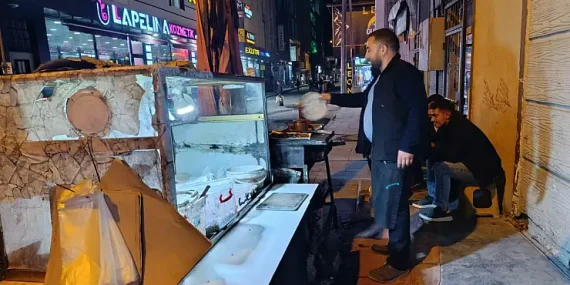 Ağrı Gece Ciğercisi Salih Akçayın Sıcak Lezzetleri  Ağrı Haber  Patnos Son Dakika Ağrı Gece Ciğercisi Salih Akçayın Sıcak Lezzetleri