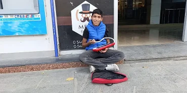 Ağrıda Çocuk Melodika ile Ekmek Parası Kazanıyor