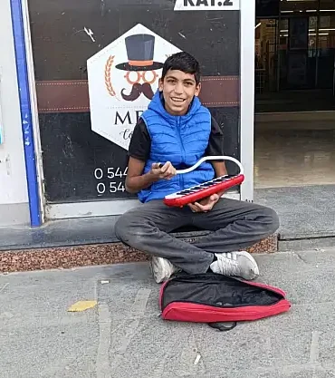Ağrıda Çocuk Melodika ile Ekmek Parası Kazanıyor