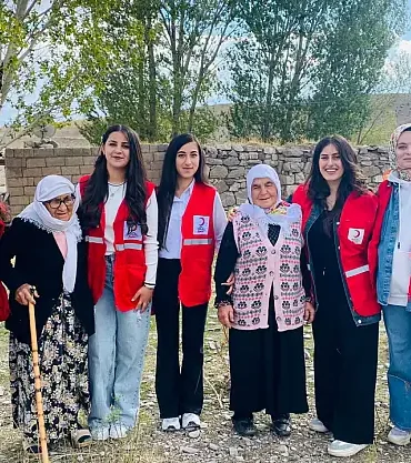 Kızılay Doğubayazıttan Bereket Köyüne Giyim Yardımı