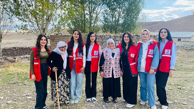 Kızılay Doğubayazıt'tan Bereket Köyü'ne Giyim Yardımı