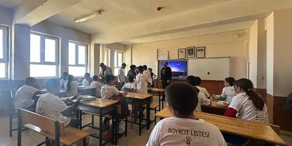 TÜGVA Boztoprak Köyü ziyareti ile öğrencilere destek