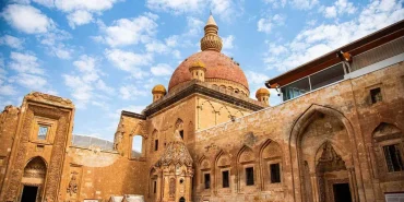 İshakpaşa Sarayı Gece Manzarasıyla Büyüleyen Güzellik