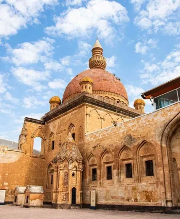 İshakpaşa Sarayı Gece Manzarasıyla Büyüleyen Güzellik