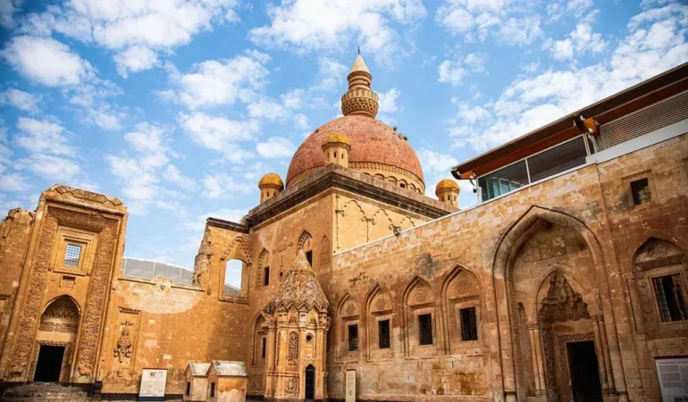 İshakpaşa Sarayı Gece Manzarasıyla Büyüleyen Güzellik